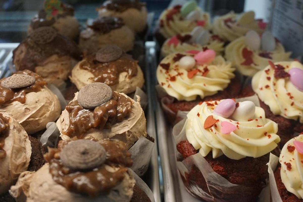 vários tipos diferentes de doces em uma vitrine