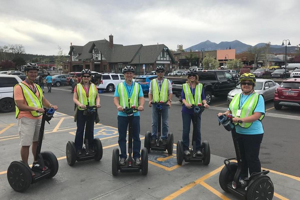 sekumpulan orang yang memakai jaket keselamatan menaiki segway