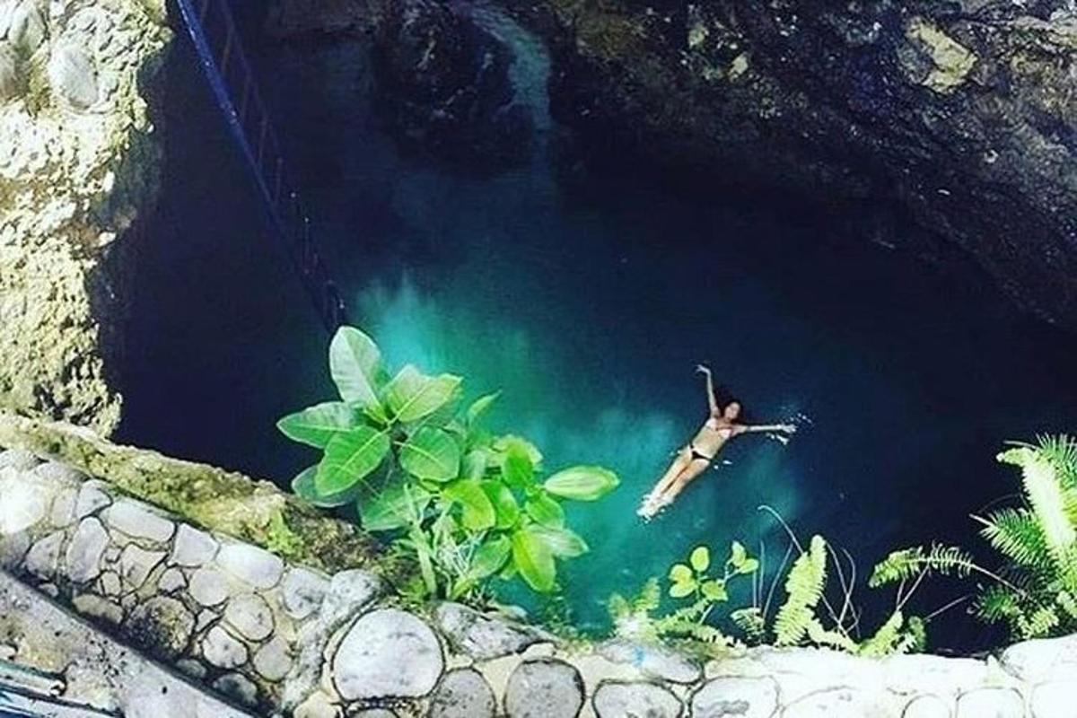 un uomo che nuota in una grotta nell'acqua