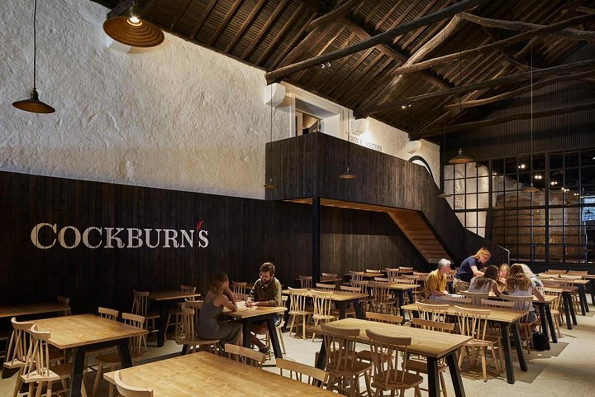 skupina lidí sedících u stolů v restauraci