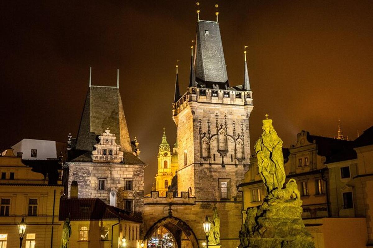 Un gran edificio con una torre de reloj por la noche.