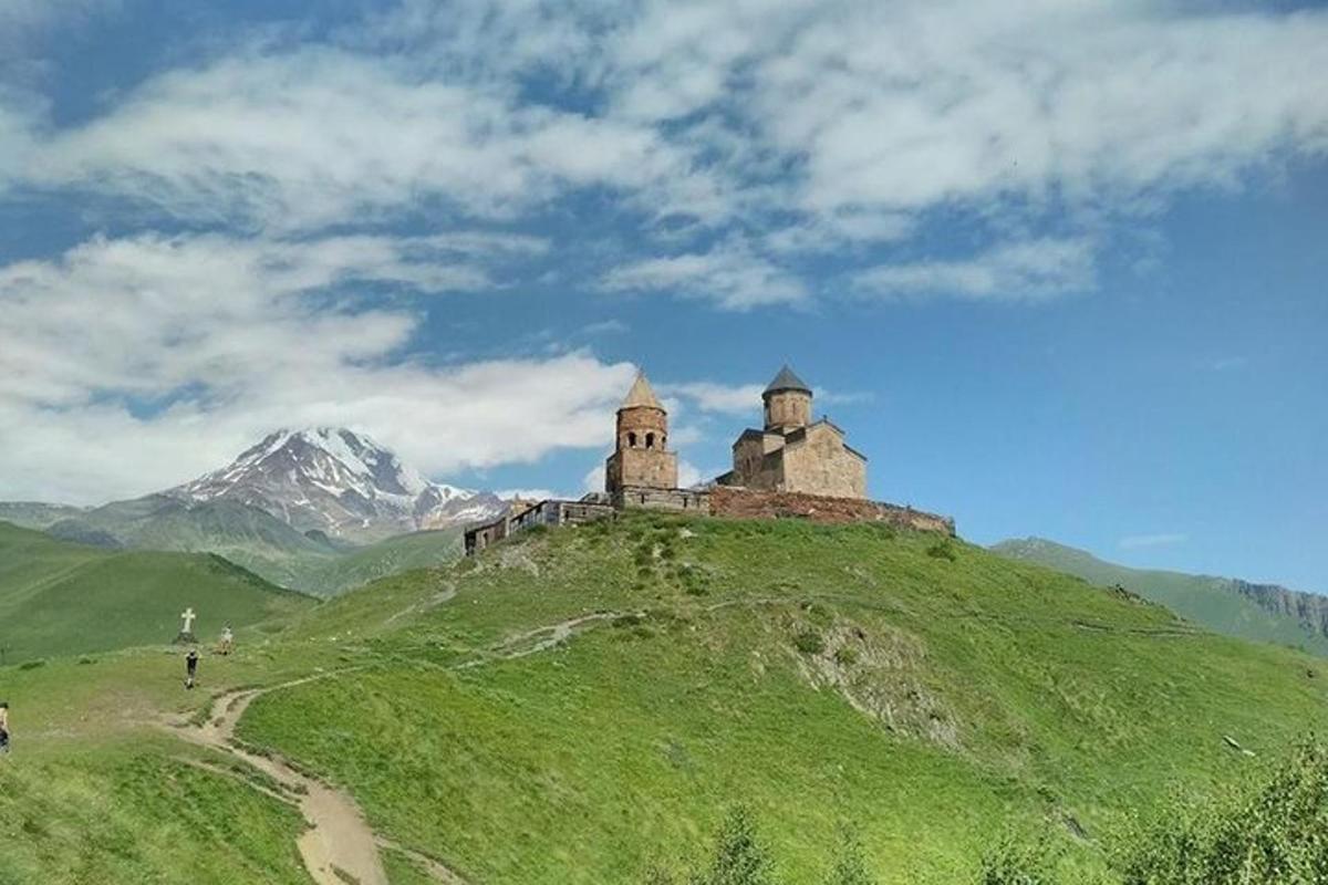 star grad na vrhu hriba z goro