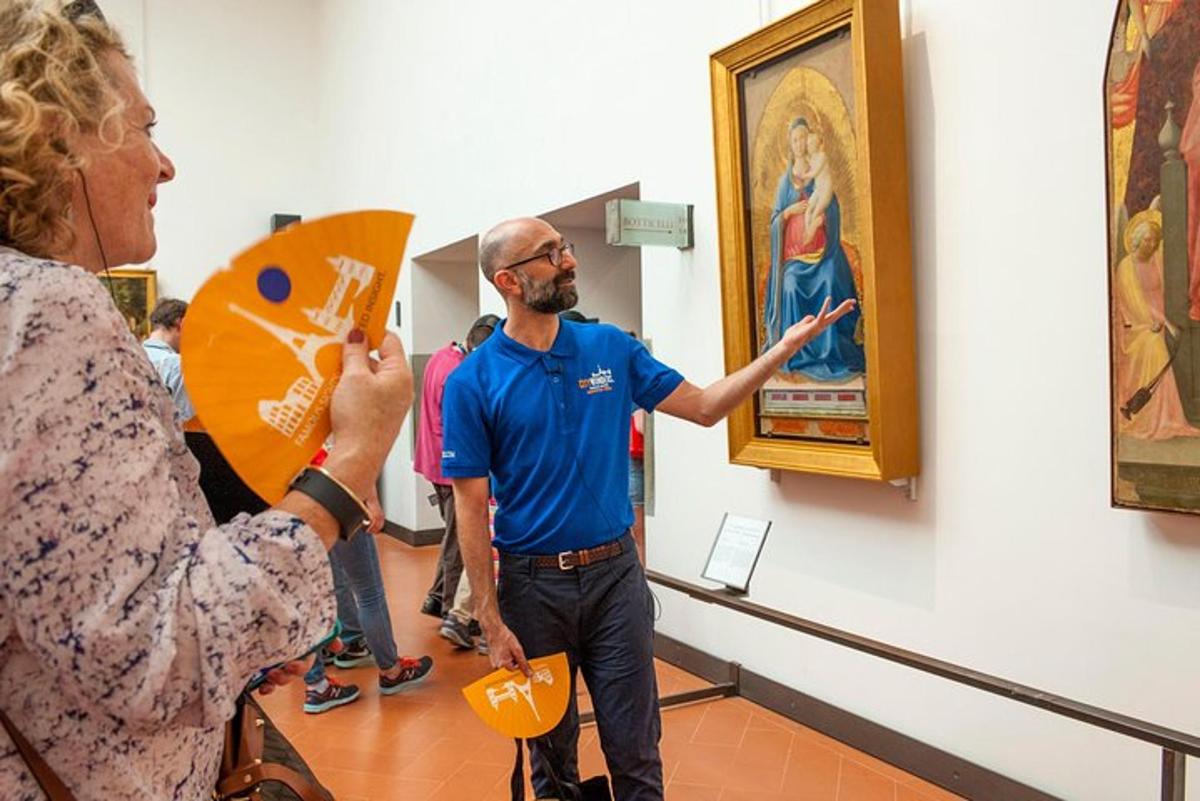una donna che scatta una foto a un uomo che guarda un dipinto