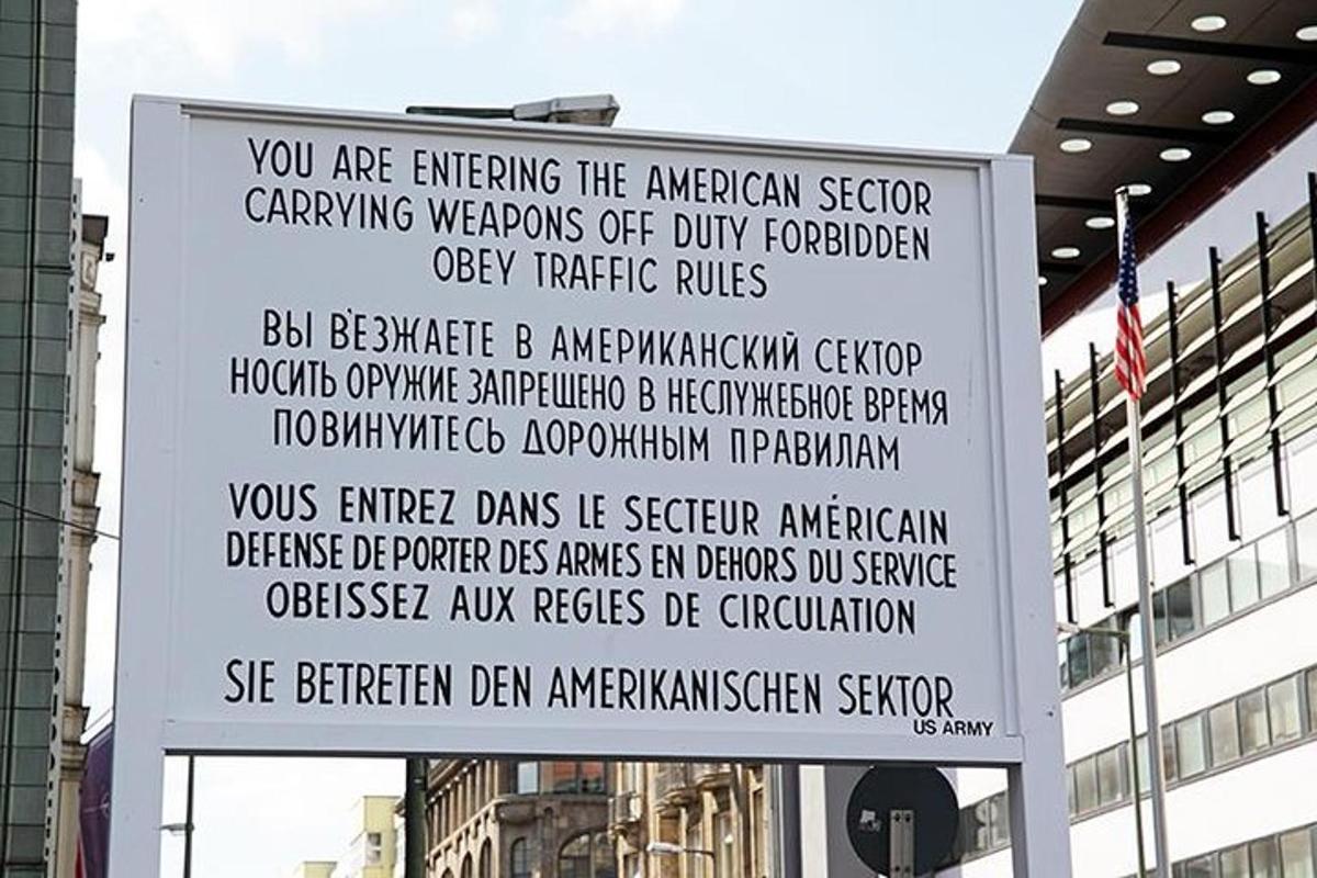 μια πινακίδα που λέει ότι εισέρχεστε στον αμερικανικό τομέα μεταφέροντας όπλα εκτός λειτουργίας παραγωγής
