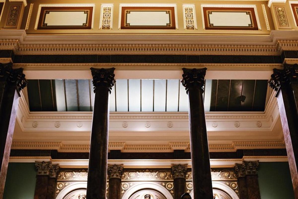 loft í byggingu með súlum í forgrunni