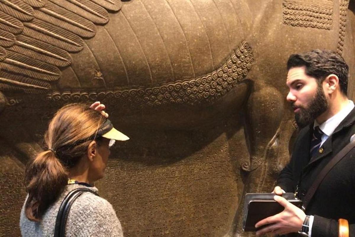 Un hombre y una mujer de pie frente a un artefacto.