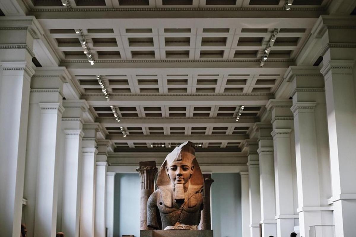 Una gran estatua en un museo con columnas.