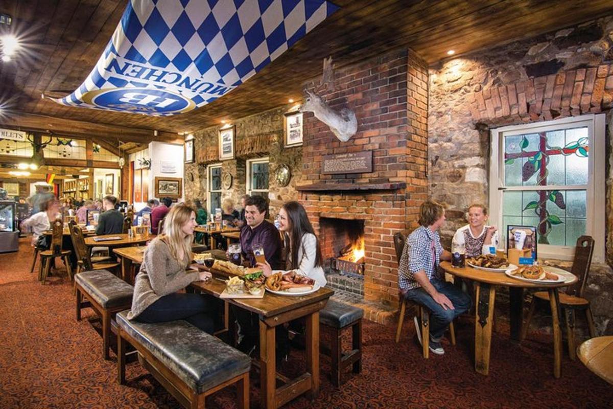 skupina lidí sedících u stolů v restauraci