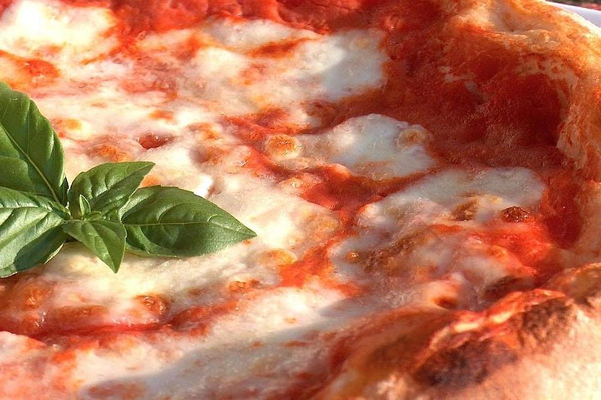 detail pizzy se zeleným listem nahoře