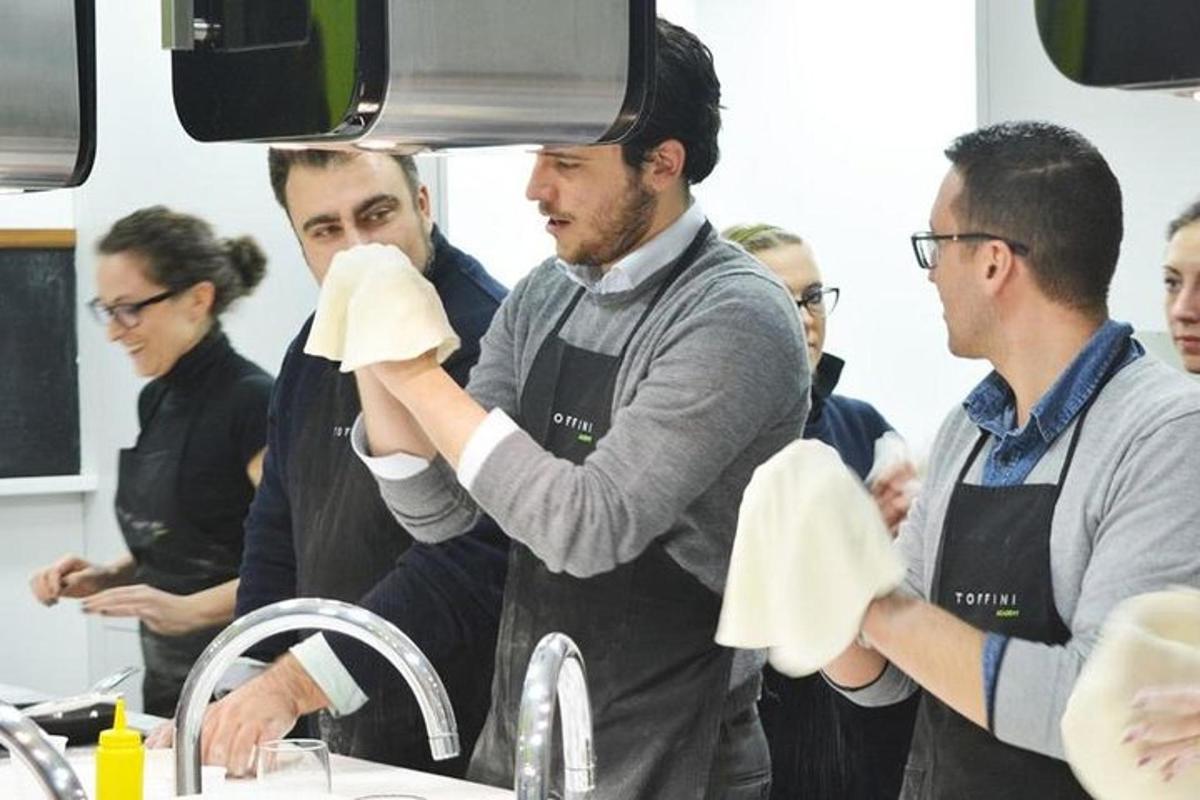Un grupo de hombres en una cocina preparando comida.