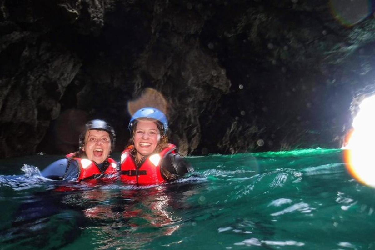 zwei Menschen sind im Wasser in einer Höhle