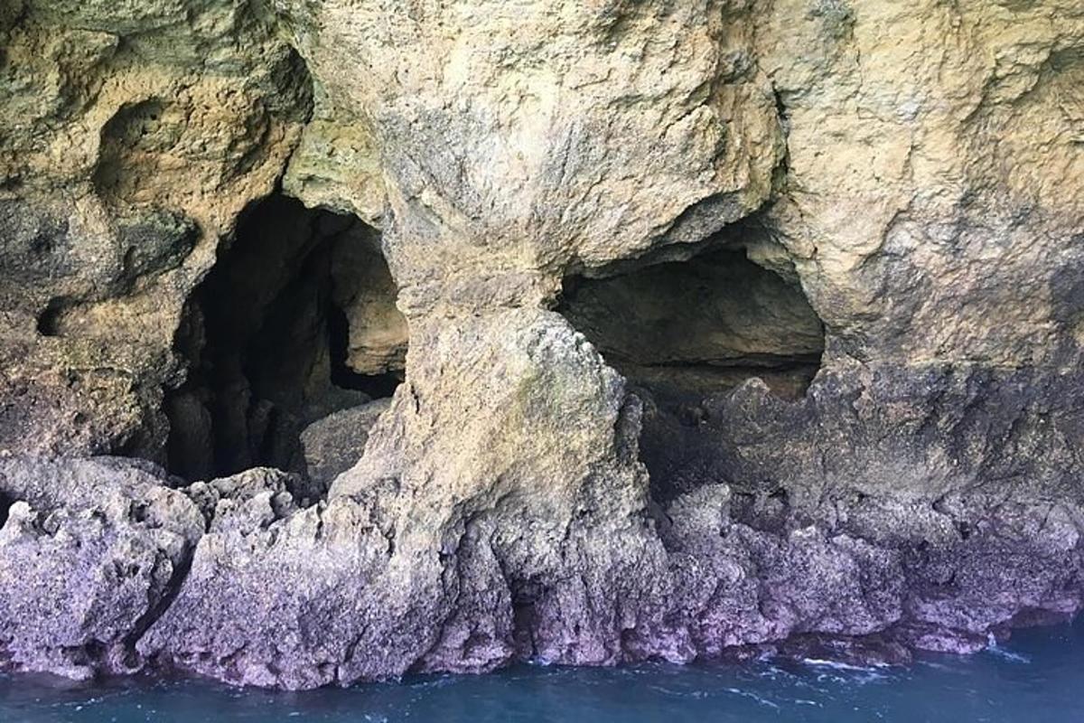 jama na strani skalnate pečine