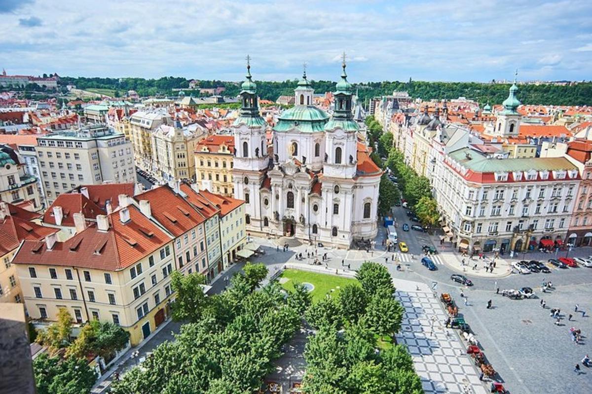 uma vista aérea de uma cidade com edifícios