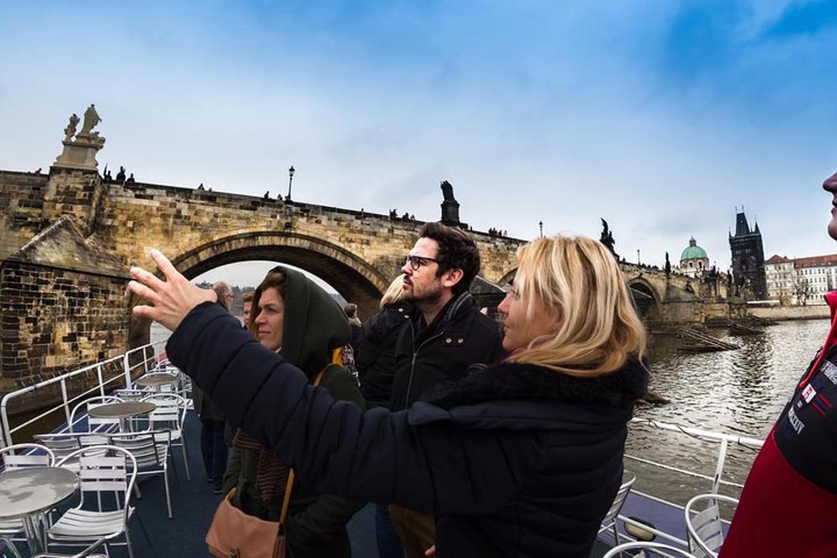 um grupo de pessoas tirando uma foto de uma ponte
