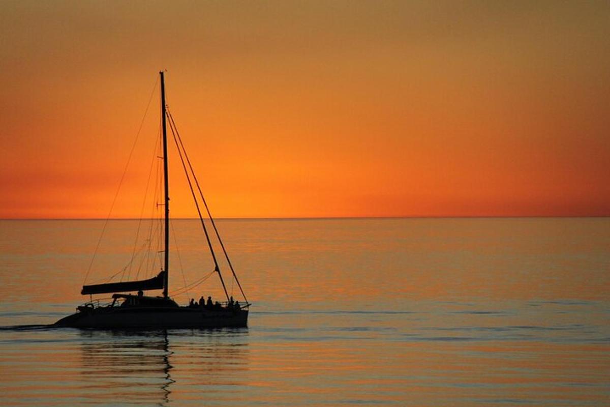 un vaixell a l'aigua amb una posta de sol al fons