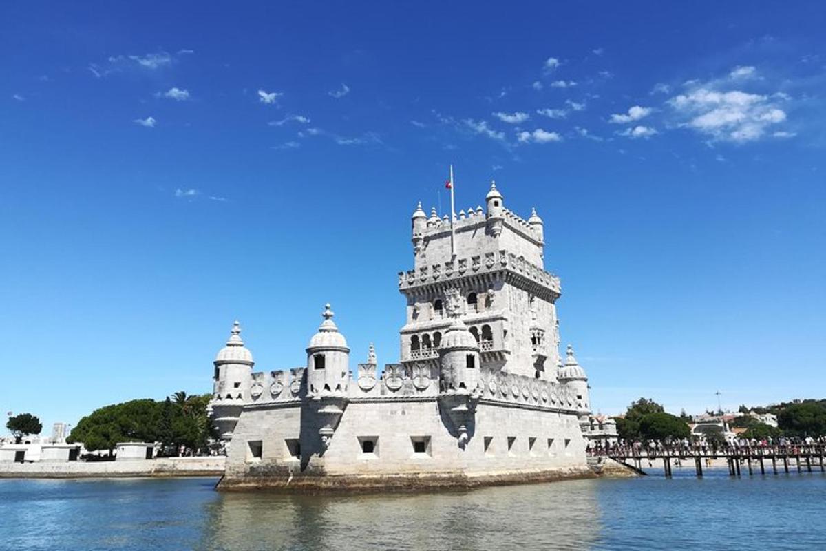 um castelo branco no meio da água