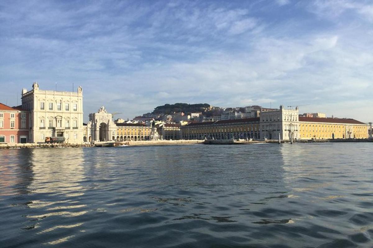 uma vista de uma cidade da água com edifícios