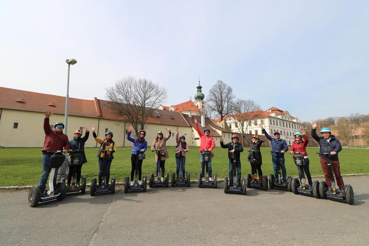 skupina lidí jedoucích na segwayích