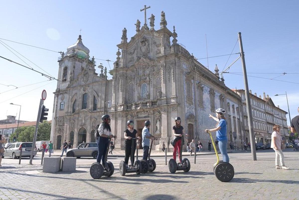 un gruppo di persone in sella a un segway davanti a un edificio