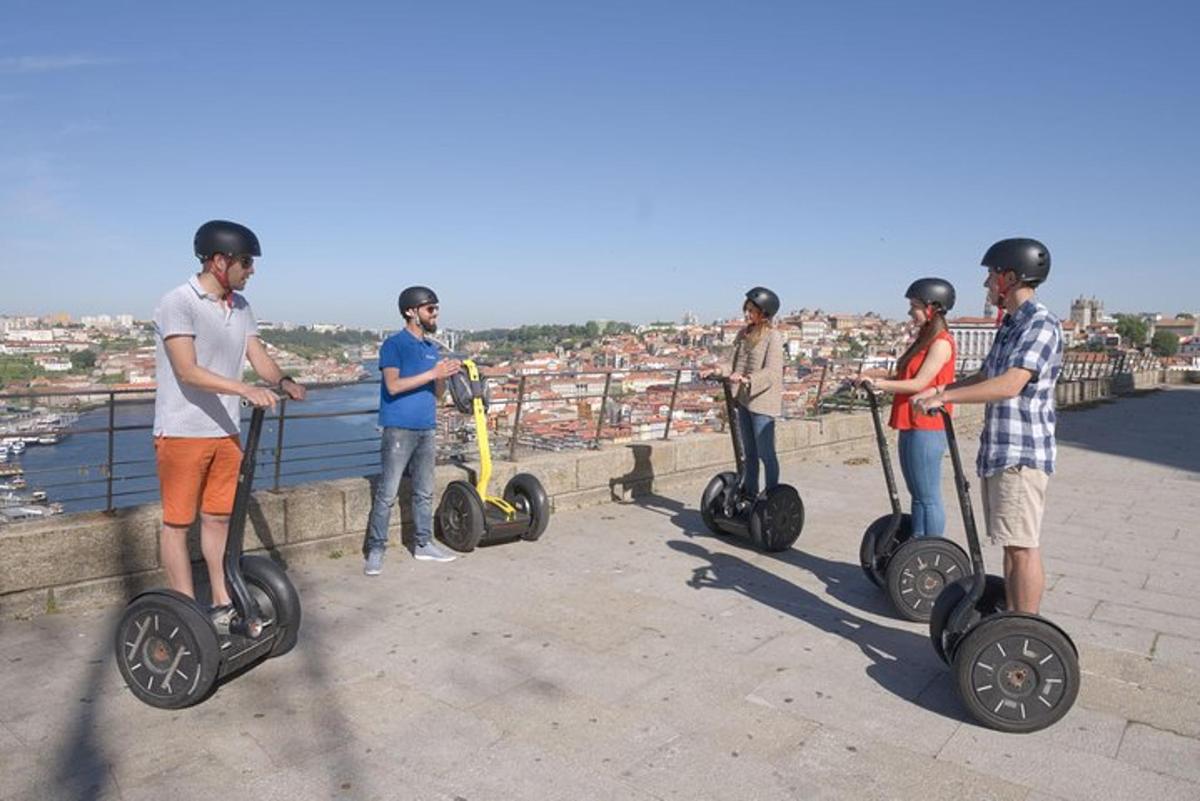 un gruppo di persone in piedi sui segway su una sporgenza