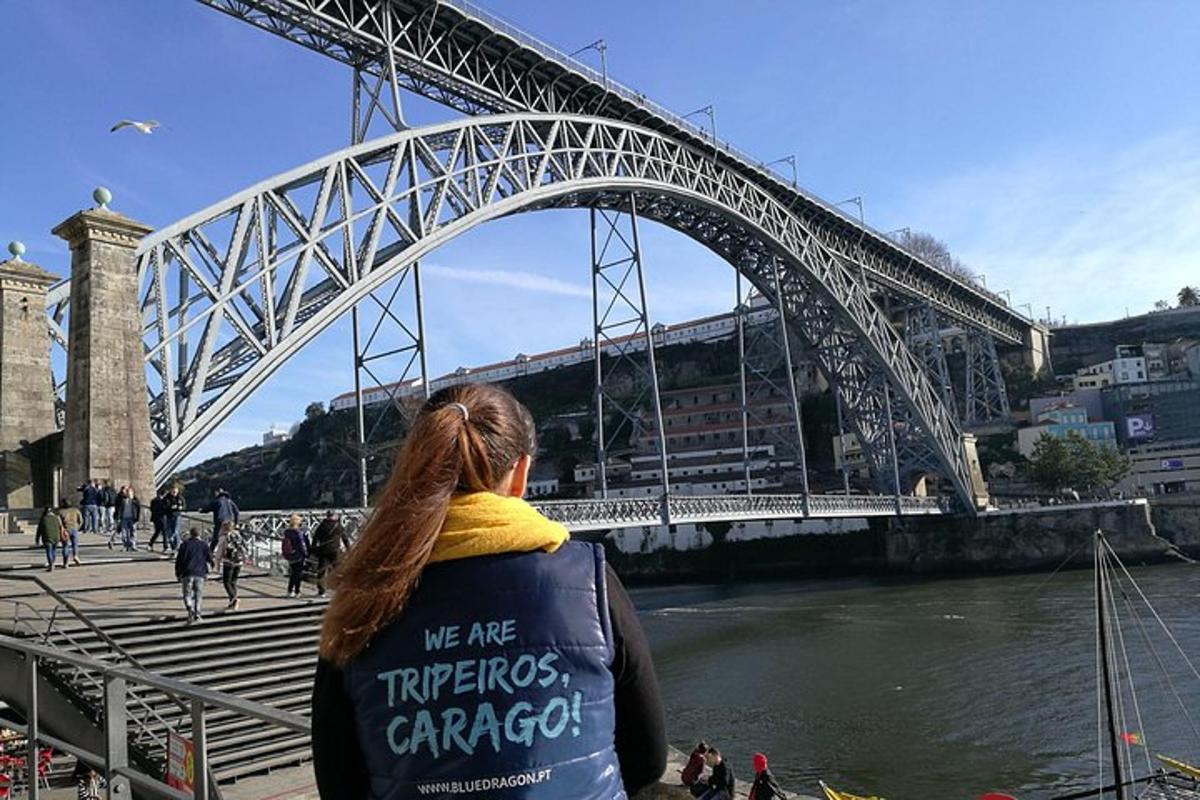 una donna in piedi davanti a un ponte