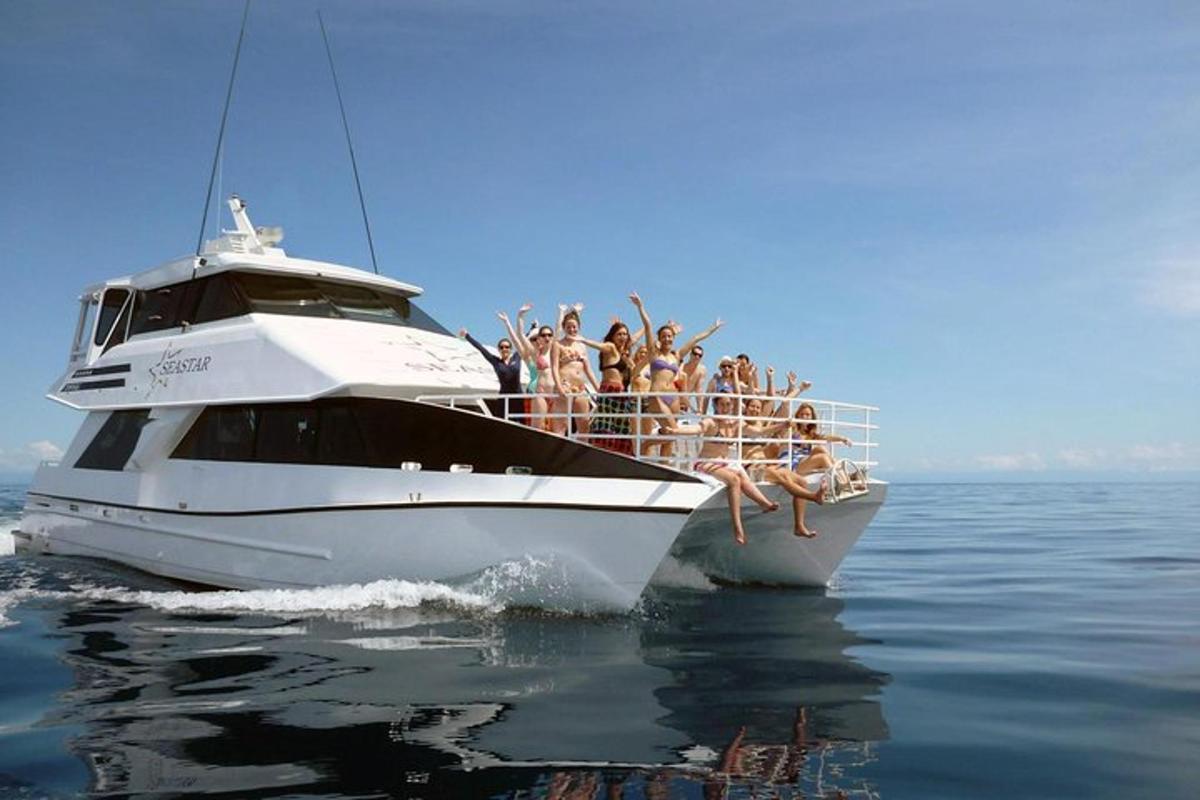 um grupo de pessoas em um barco na água