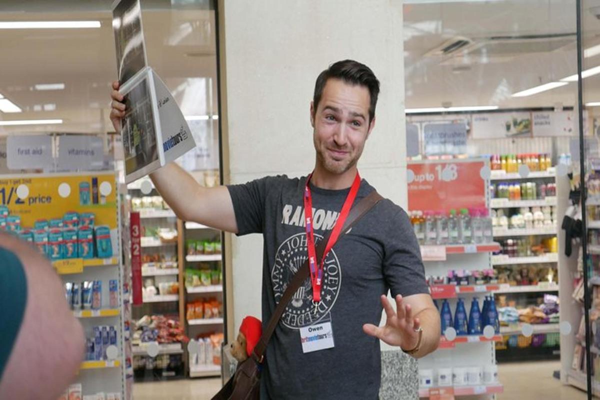 ชายคนหนึ่งกำลังถือหนังสือในซูเปอร์มาร์เก็ต