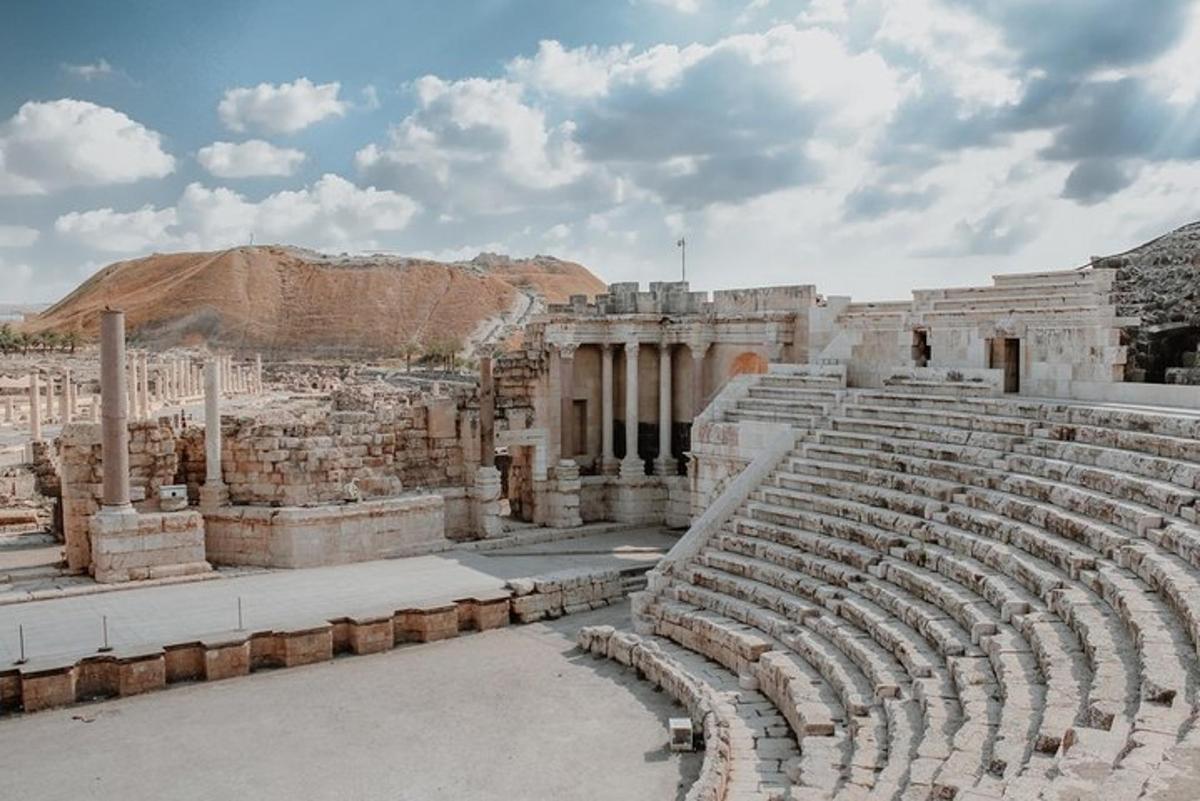 een amfitheater in de ruïnes van een gebouw