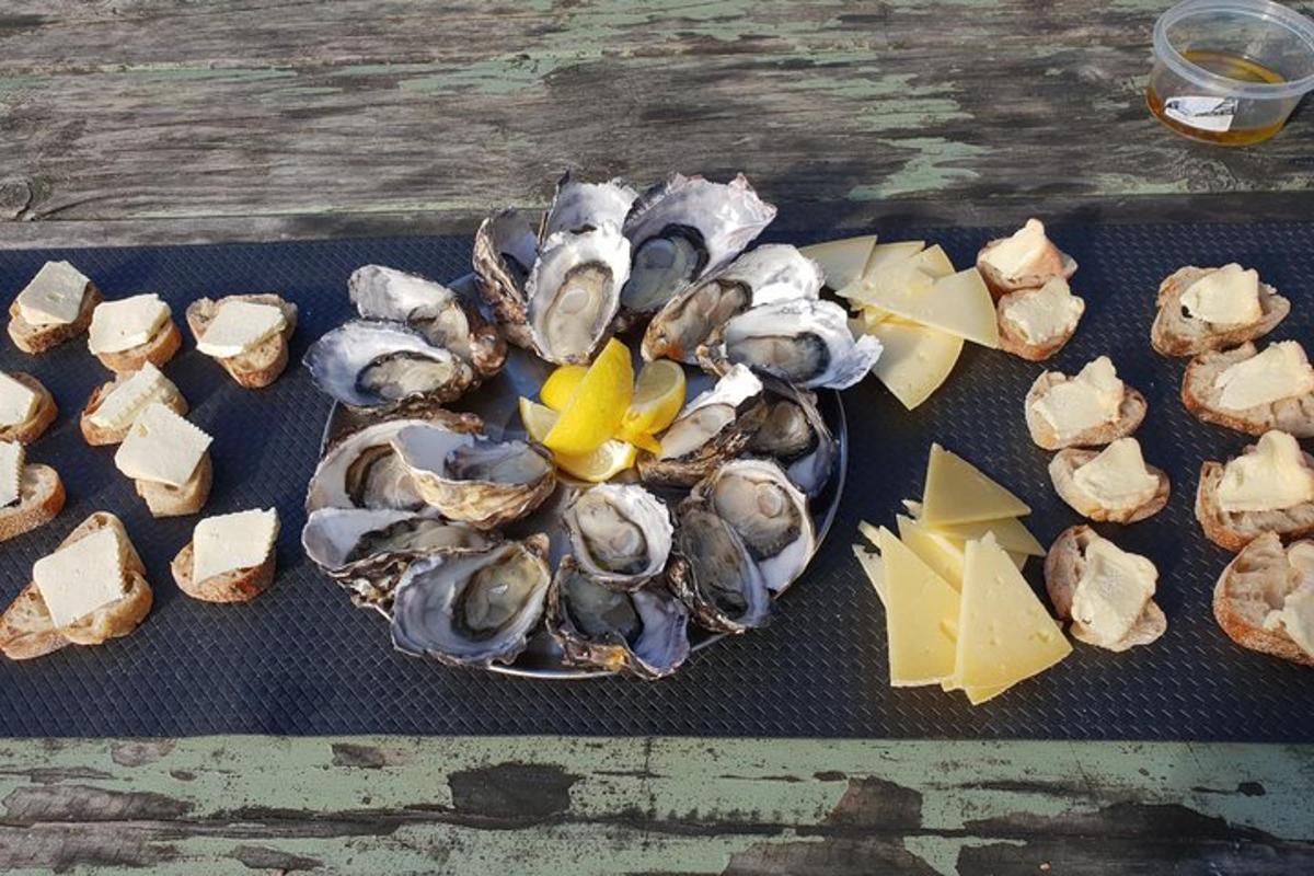 un plat d'ostres i formatge a la taula