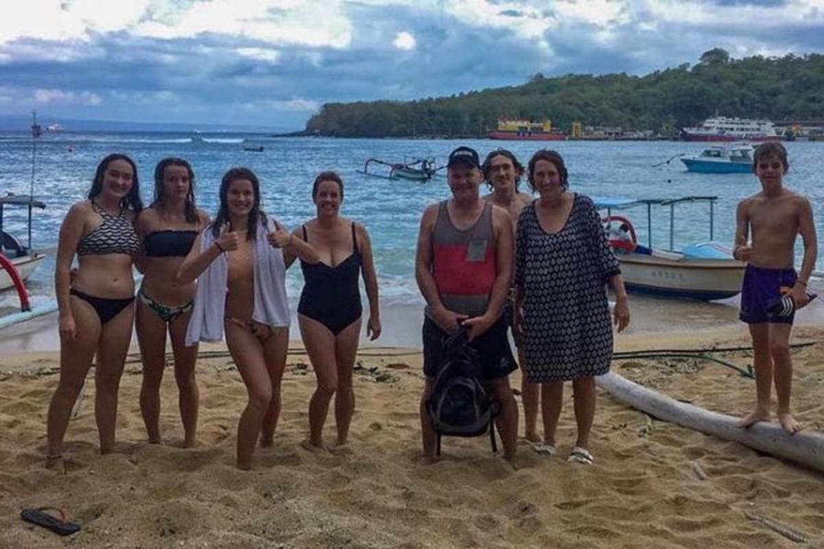 sekumpulan orang dalam pakaian mandi di pantai