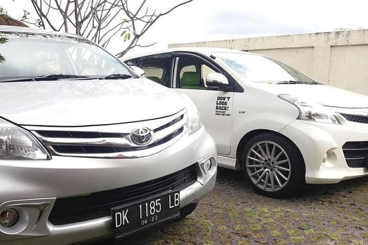 dua buah kereta putih diletakkan bersebelahan