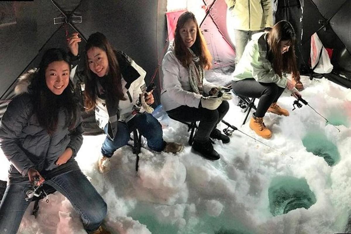 Un grupo de chicas sentadas en un campo de nieve artificial.