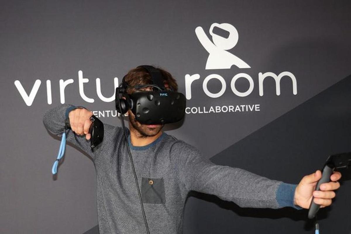 muž v helmě a brýlích pro virtuální realitu
