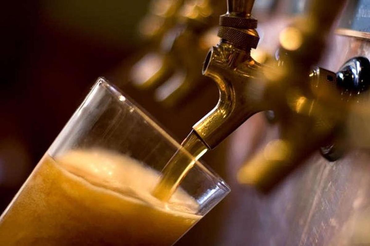 un primo piano di una bevanda sotto un rubinetto