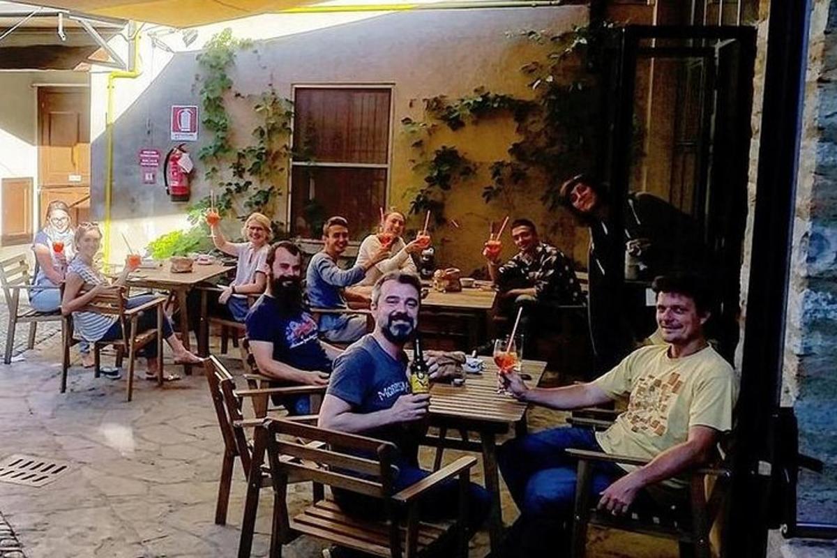 hópur fólks situr við borð á veitingastað