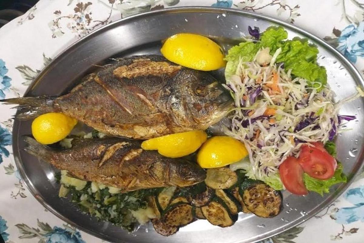 diskur með fiski og salati