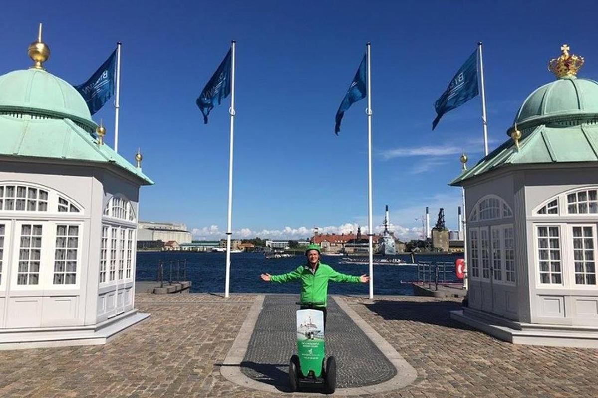 Mees seisab lippude ees tõukerattal