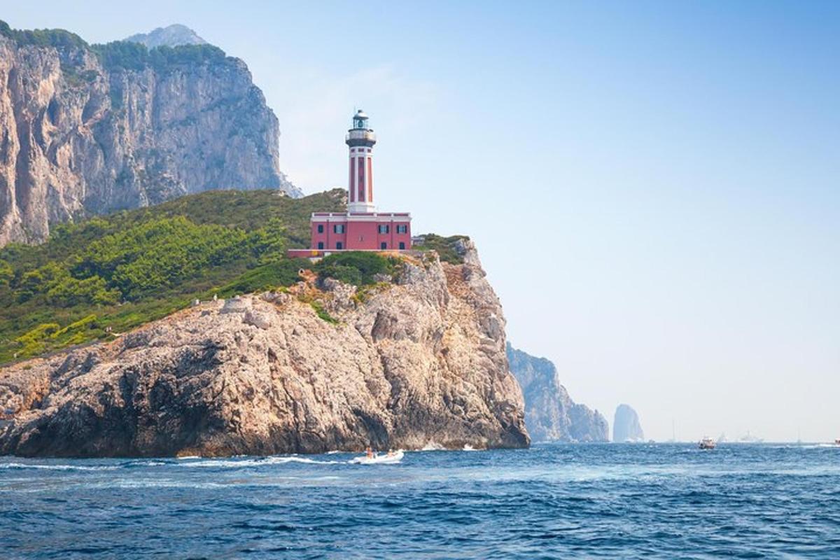 un faro en una isla rocosa en el agua