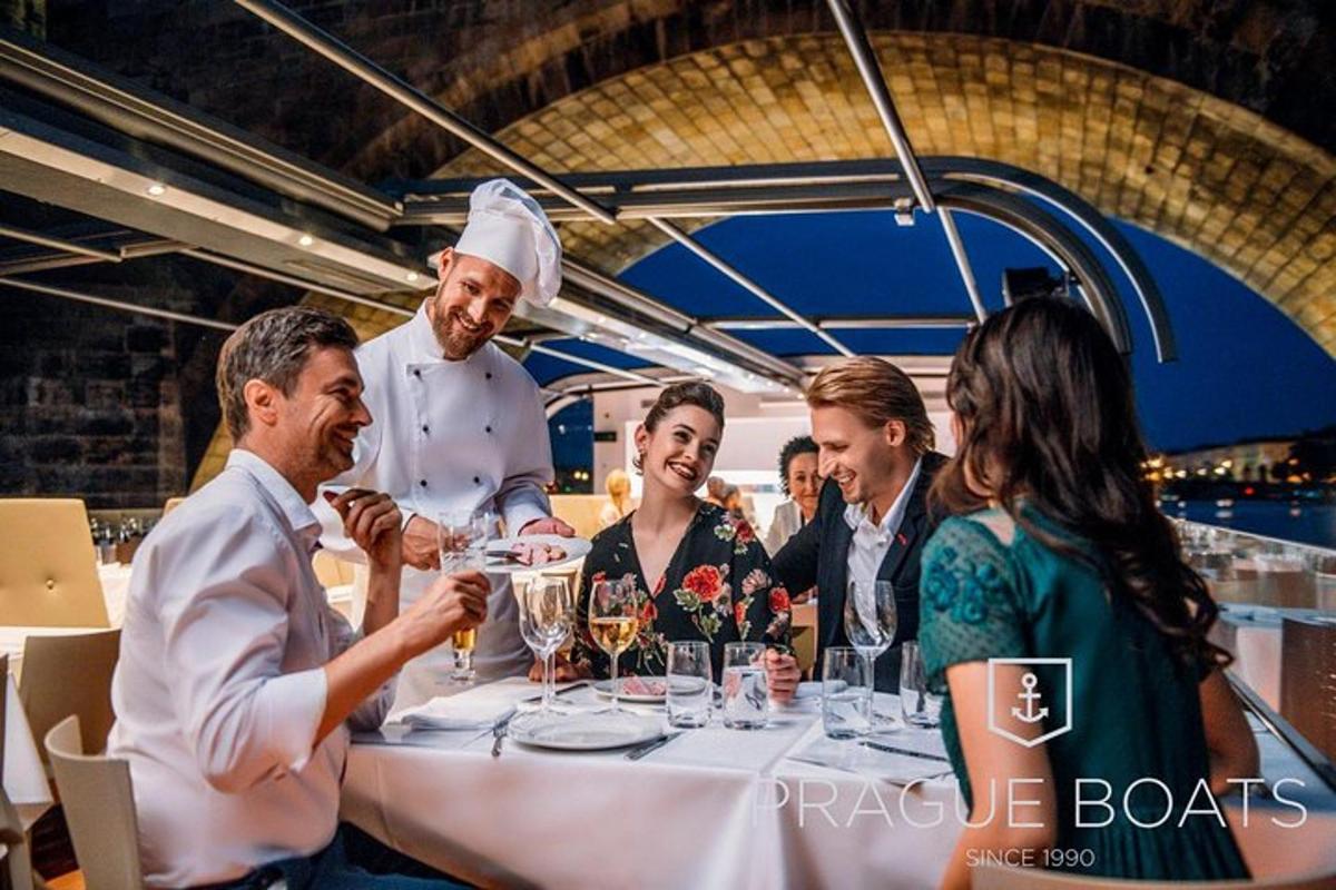 um grupo de pessoas sentadas ao redor de uma mesa com um chef