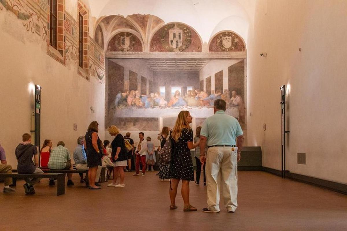 en mann og en kvinne som ser på et maleri i et museum
