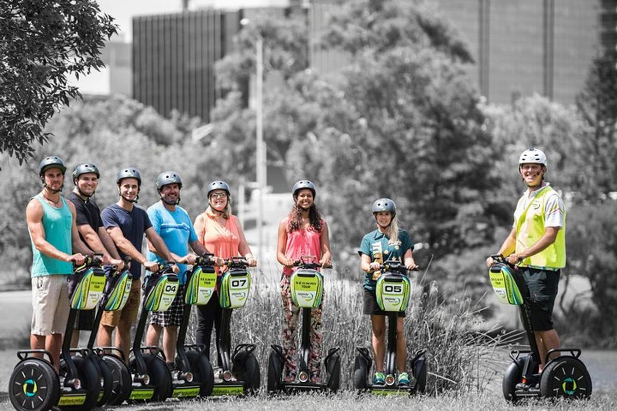 hópur fólks sem hjólar á segway-hjólum