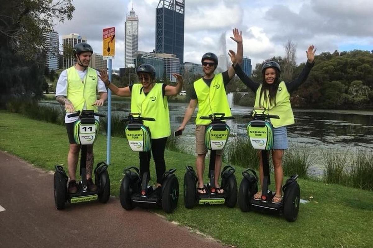 Fjögurra manna hópur sem hjólar á Segway-hjólum