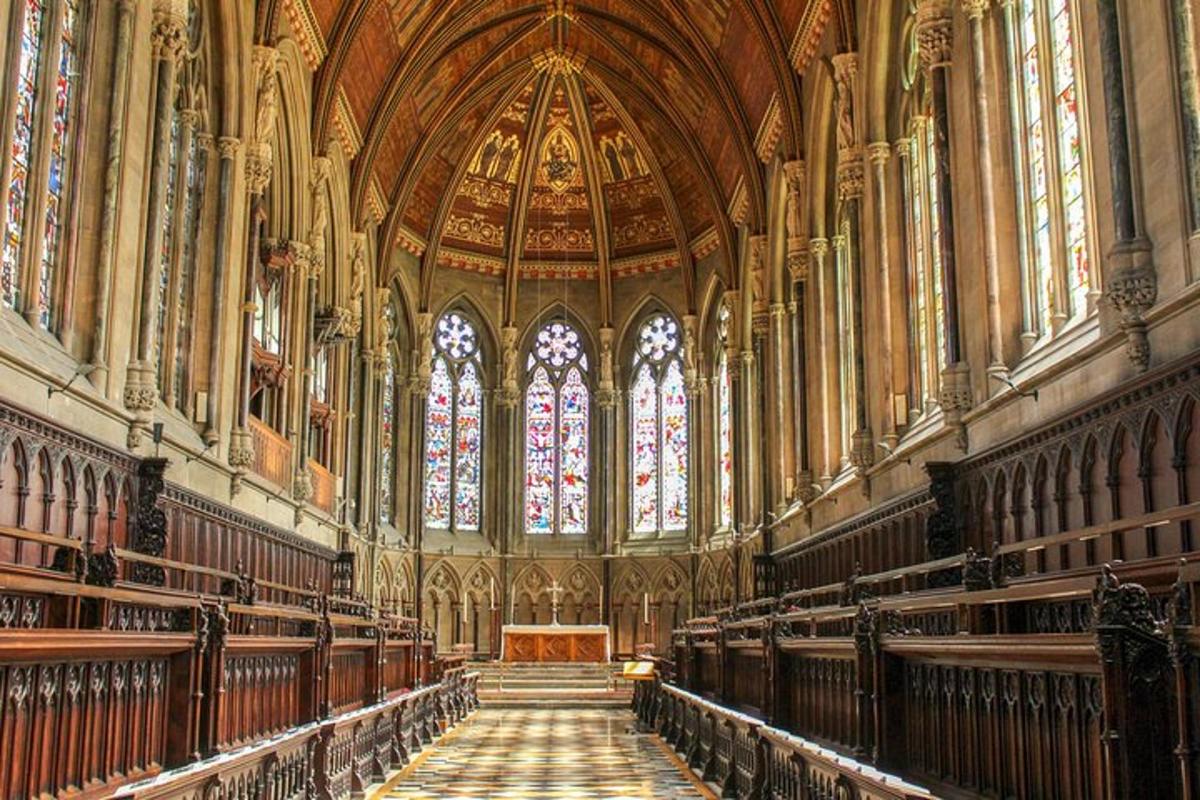 una grande chiesa con un grande soffitto e vetrate colorate