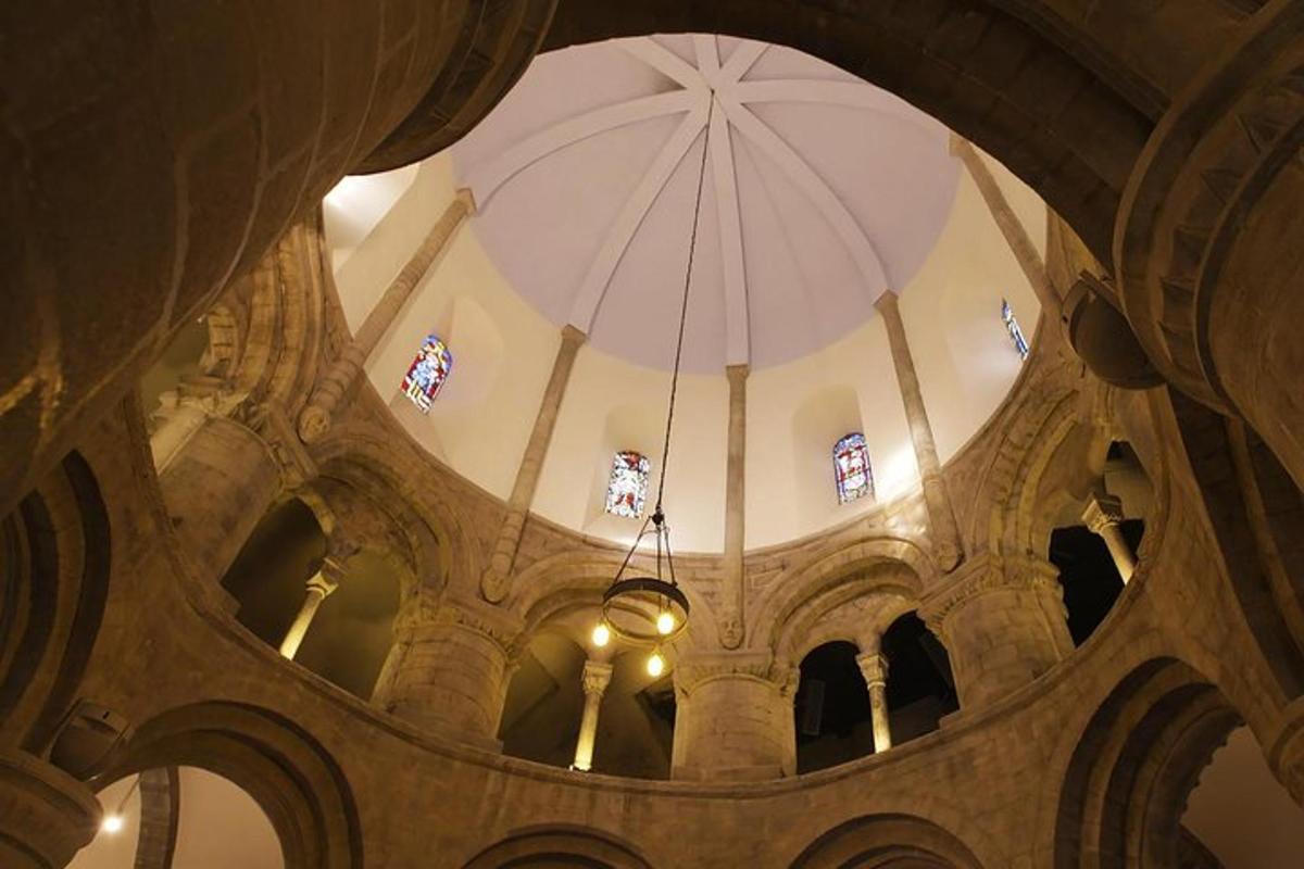 un ombrello è appeso al soffitto di un edificio