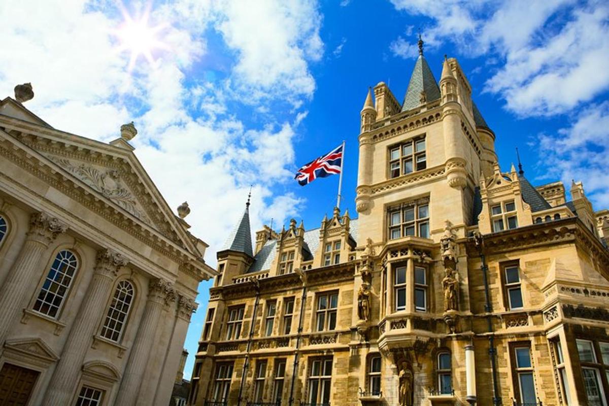 un edificio con una bandiera britannica in cima