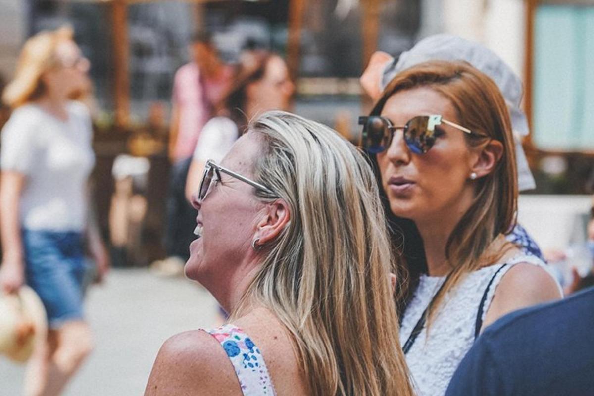 dwie kobiety stojące obok siebie na chodniku