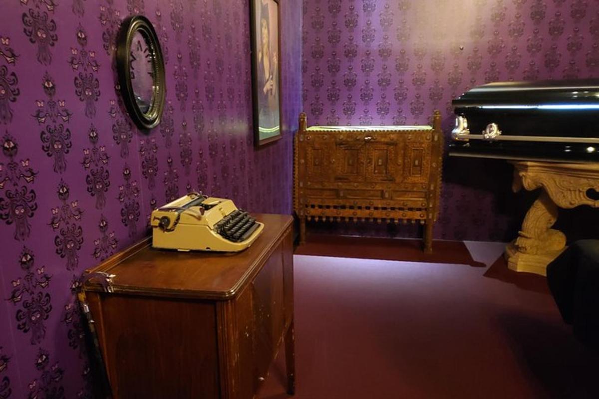en telefon som står på et bord ved siden av et piano