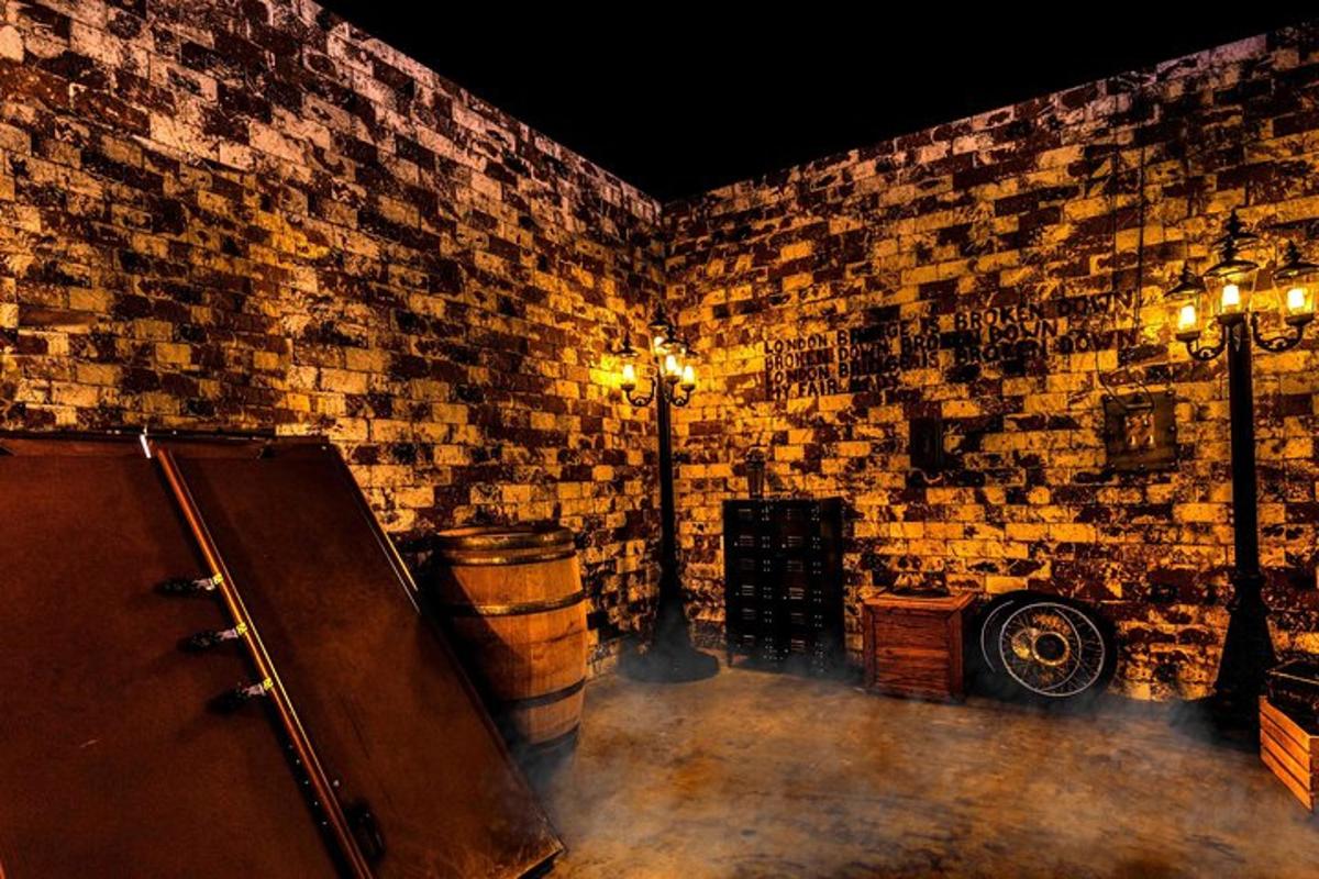 uma sala com uma parede de tijolos com barris e luzes