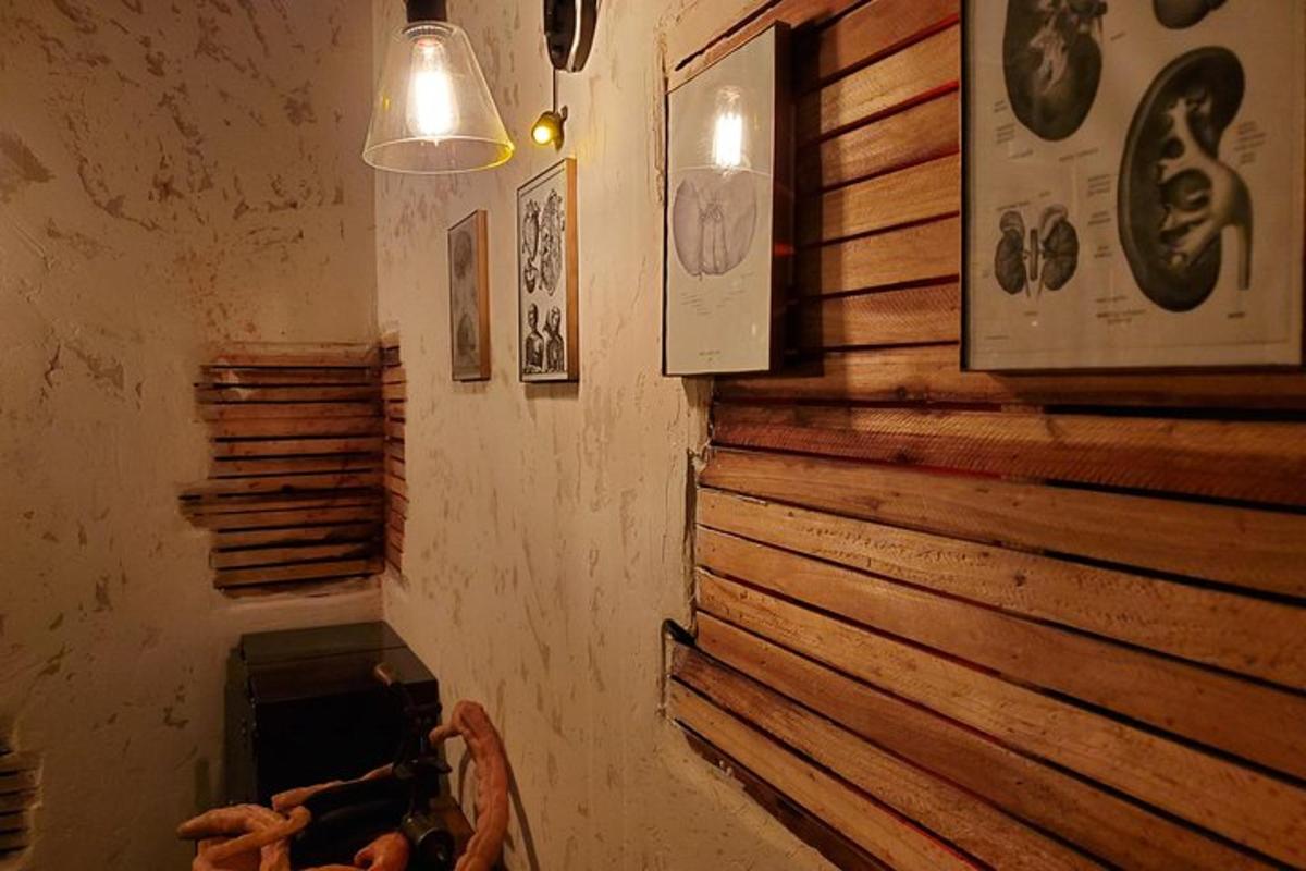 een kamer met houten panelen aan de muur