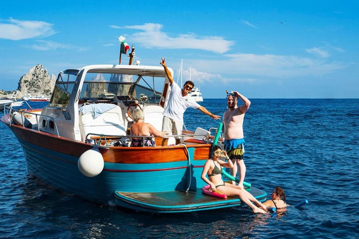 een groep mensen op een boot in het water